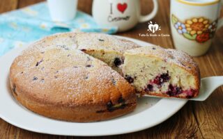 TORTA ALLO YOGURT E FRUTTI DI BOSCO