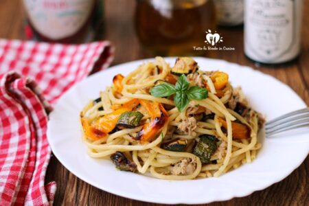 SPAGHETTI AL TONNO CON ZUCCHINE E PEPERONI