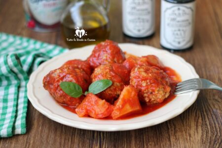 POLPETTE E PATATE AL SUGO